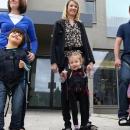  Майки създават трогателно изобретение, което позволява на деца инвалиди да ходят изправени 