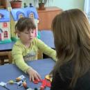 Дете с аутизъм се учи да общува благодарение на „Българската коледа” 