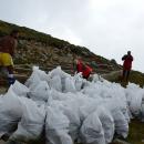 Доброволци изринаха 13 тона боклук от Мусала 