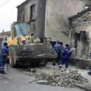 Безработни помагат за разчистването на срутените сгради в Хитрино 
