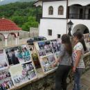 Чисти сърца подариха фотоизложба на манастир 