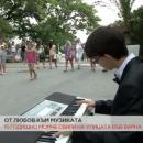 15-годишен пианист свири на улицата във Варна, за да събере средства за конкурси 