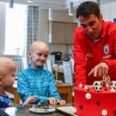 Футболистът Ивелин Попов зарадва раково болни деца в Казан с торта и дарове
