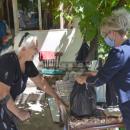Доброволци дариха храна на 24 възрастни хорав радомирското село Гълъбник