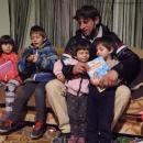 Самотен баща с 4 деца беше преместен в ново жилище след успешна дарителска кампания  