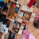 Деца събират храни за бедни в Благоевград
