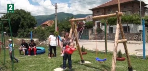 Над 30 семейства направиха площадка за децата си в Столетово