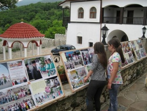 Чисти сърца подариха фотоизложба на манастир 