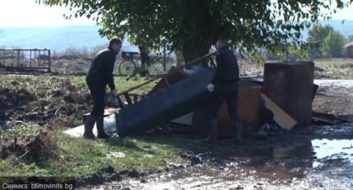 Доброволци чистят домовете на хората след потопа в Бургаско 