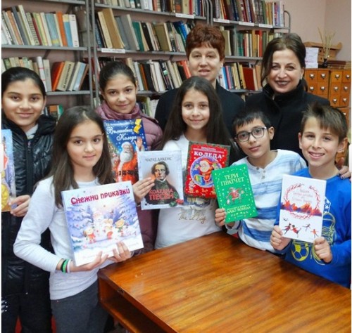 Ученици дариха нови книги на библиотеката в Луковит 