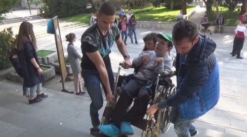 Ученици и майки от Силистра се обединиха, за да помогнат на млад мъж с увреждания 