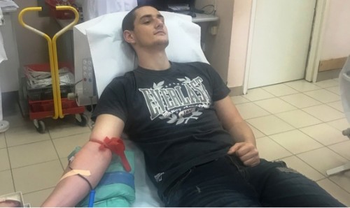 Абитуриенти даряват кръв преди бала