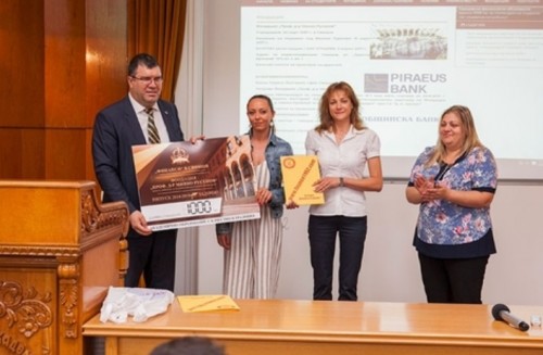 Свищовски абсолвенти дариха 1000 лв. за стипендии на студенти със социална потребност