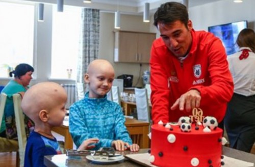 Футболистът Ивелин Попов зарадва раково болни деца в Казан с торта и дарове