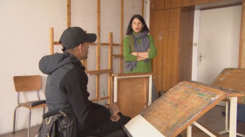 Параолимпиец в инвалидна количка с благотворителна изложба в парламента