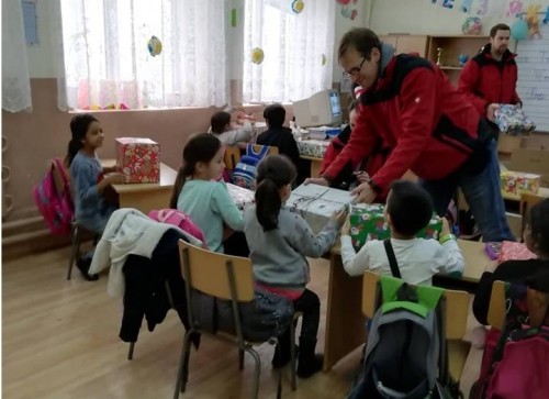 Дариха коледни подаръци на деца от Каспичан