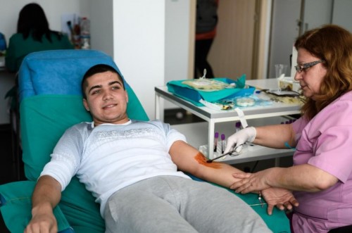 Абитуриенти дариха кръв в Бургас