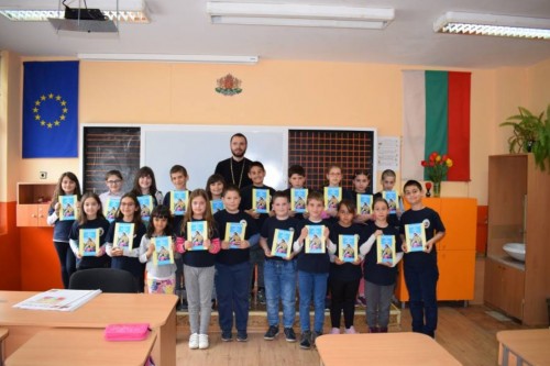 Второкласници от Русе получиха детски библии