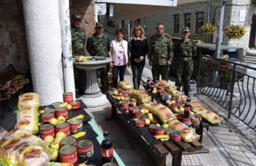 Военните дариха храни на 35 семейства, болни и самотни хора в Момчиловци 