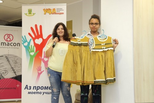 Млади моделиери ушиха рокли за бедни деца от село Дисевица