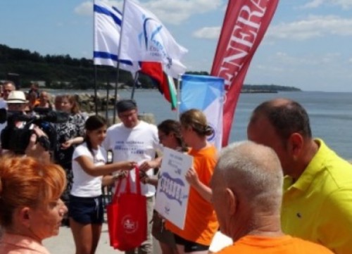 Холандци от побратимения град Дордрехт плуваха благотворително в два маратона във Варна 