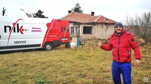 Доброволци ремонтират къщата на самотна майка от Бело поле 