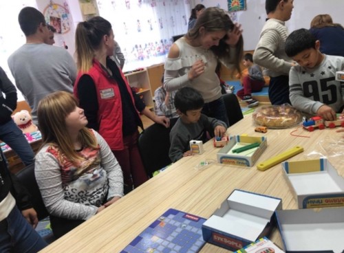 Ученици от рудоземската гимназия зарадваха децата от ДКДМУ ,,Слънце‘‘ град Рудозем