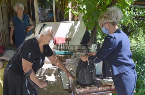 Доброволци дариха храна на 24 възрастни хорав радомирското село Гълъбник