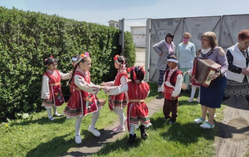 Деца лазаруваха благотворително в подкрепа на болно момиче от Стара Загора