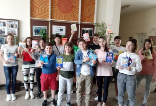 Ученици от СУ „Николай Катранов“ с дарение за училищната библиотека