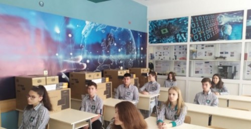 Дариха 15 компютъра на математическата гимназия във Враца