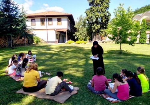 Детски лагери се провеждат в манастири в страната