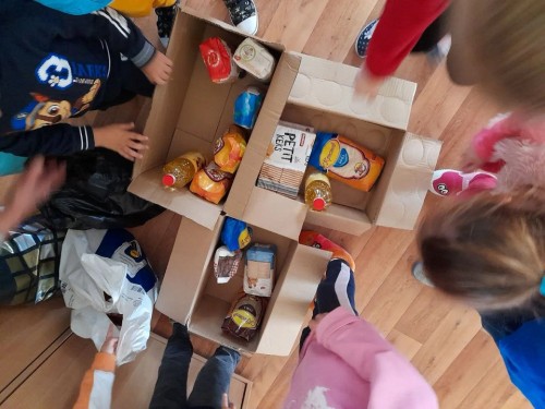 Деца събират храни за бедни в Благоевград