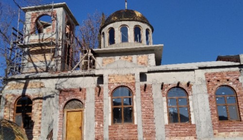 В Малка Верея слагат втория купол на църквата