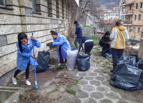 Доброволци почистиха мизерията около Родилното отделение във Велико Търново