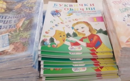 Дариха 480 книжки за украинските деца в Златни пясъци