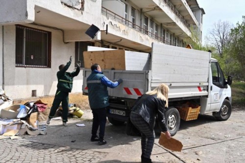 Доброволци почистиха бившата сграда на Белодробната болница в Пловдив