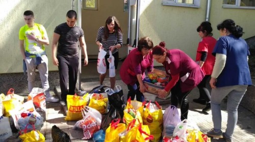Ученици от СУ Николай Катранов дариха хранителни продукти за приюта в село Леденик