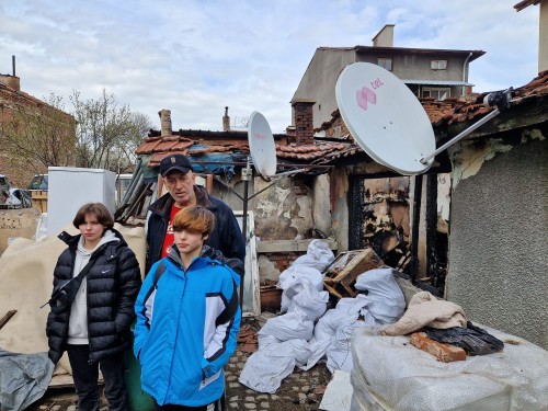Изгоря домът на баща и двете му деца, нуждаят се от помощ за възстановяването му