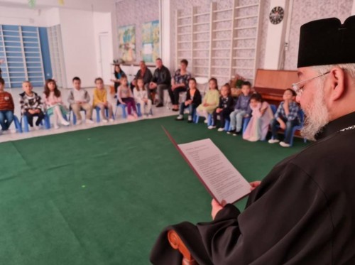 Митр. Киприан чете приказки в старозагорска детска градина