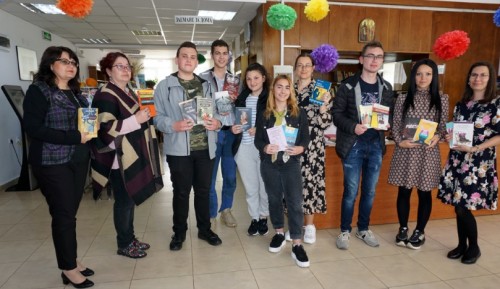 Ученици от Димитровград дариха книги на местна библиотека 