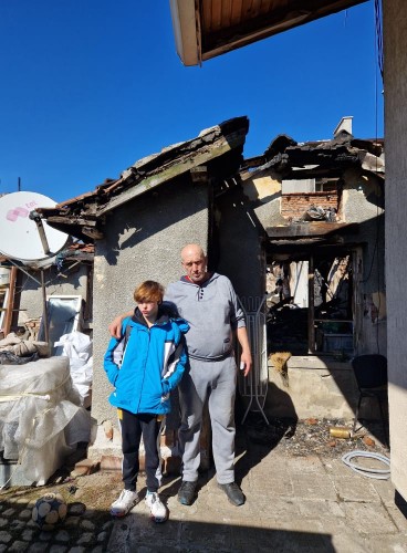 Благотворителната кампания по възстановяването на опожарения дом на Павел и децата му продължава