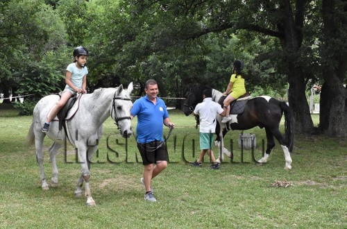 Безплатна конна езда за децата в парк Кенана