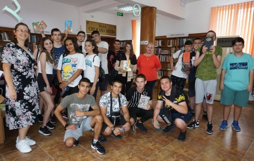 Ученици от СУ Л. Каравелов дариха книги на библиотеката, проведоха забавен урок