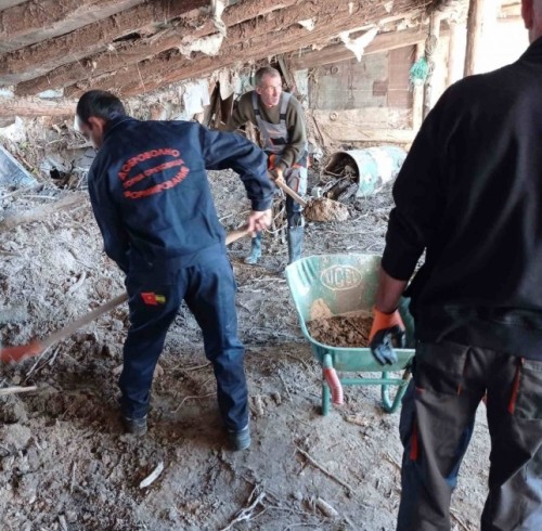 Доброволци от Г. Оряховица се притекоха на помощ на бедстващите след наводнението в Карловско