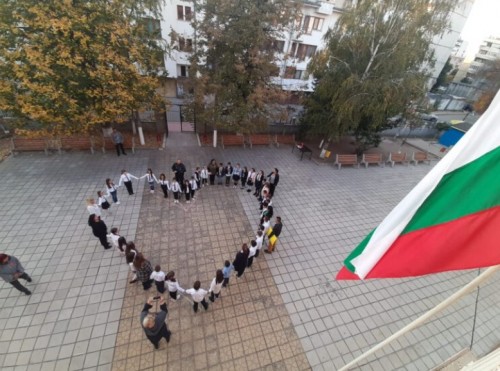 Ученици и учители от НУ Васил Друмев в Пазарджик събраха средства за лечението на Вики