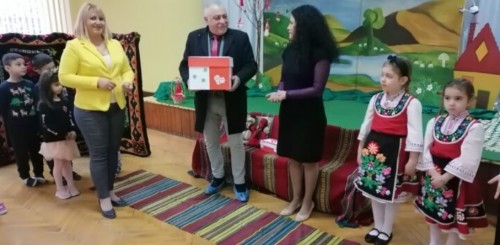 Деца от Русе и Ветово дариха 500 ръчно изработени мартенички за Онкодиспансера