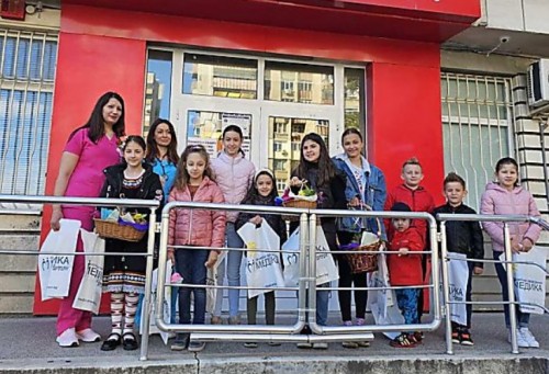 Деца от Мартен дариха с яйца болни от УМБАЛ Медика и Онкодиспансера