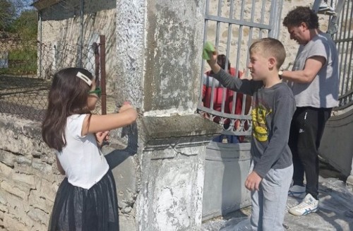 Преди празника с доброволен труд деца и възрастни освежиха църквата в Леденик