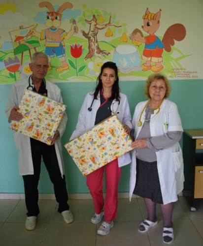 Детските отделения в МБАЛ-Пазарджик получиха дарения от кампанията Помагаме заедно